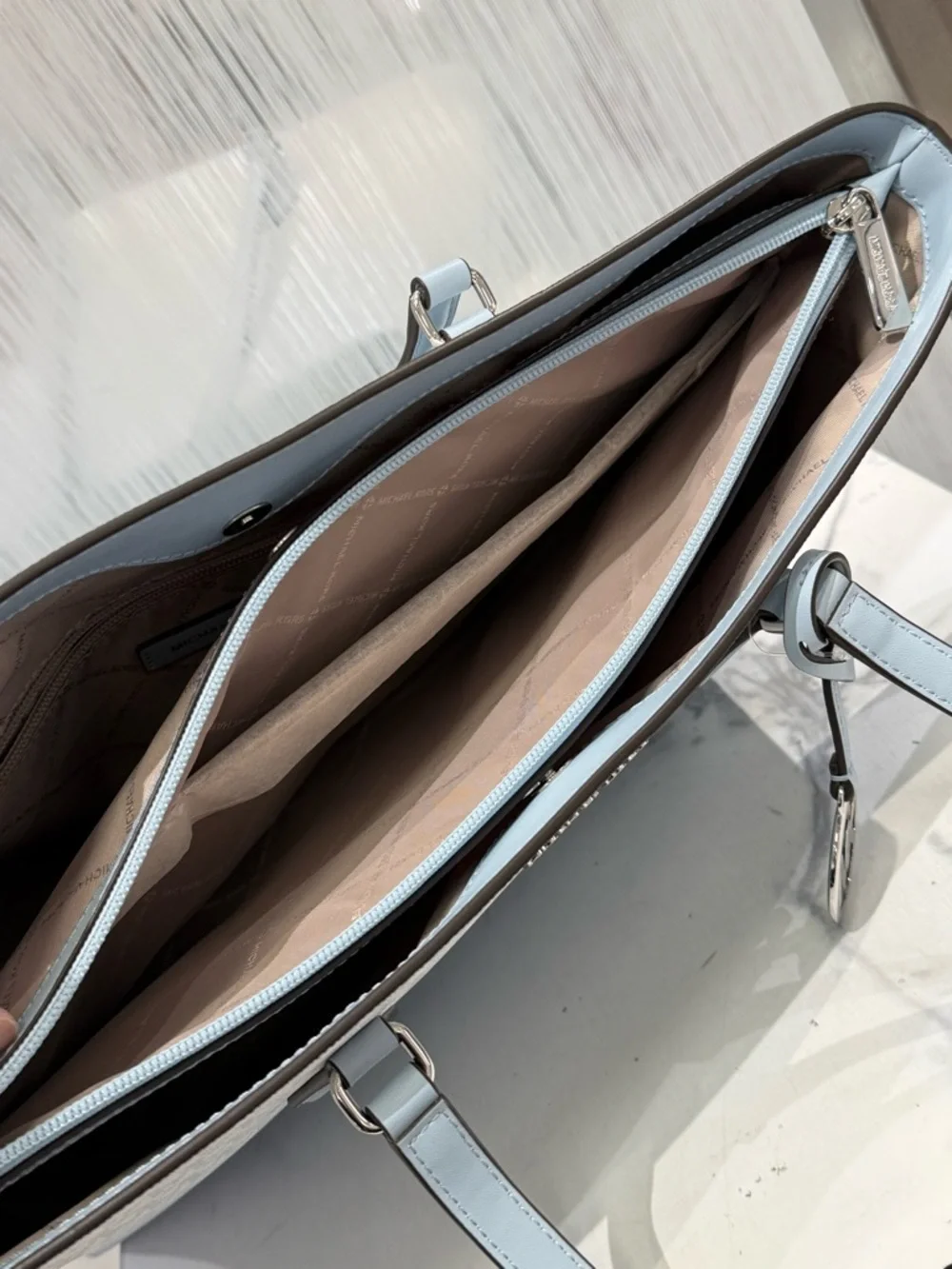 MICHAEL KORS Sheila Large Ombré Signature Logo Tote Bag - Picture 6 of 8